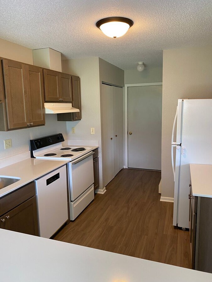 Whittier 3 bedroom townhome - Whittier 3 bedroom townhome Unit B2-408