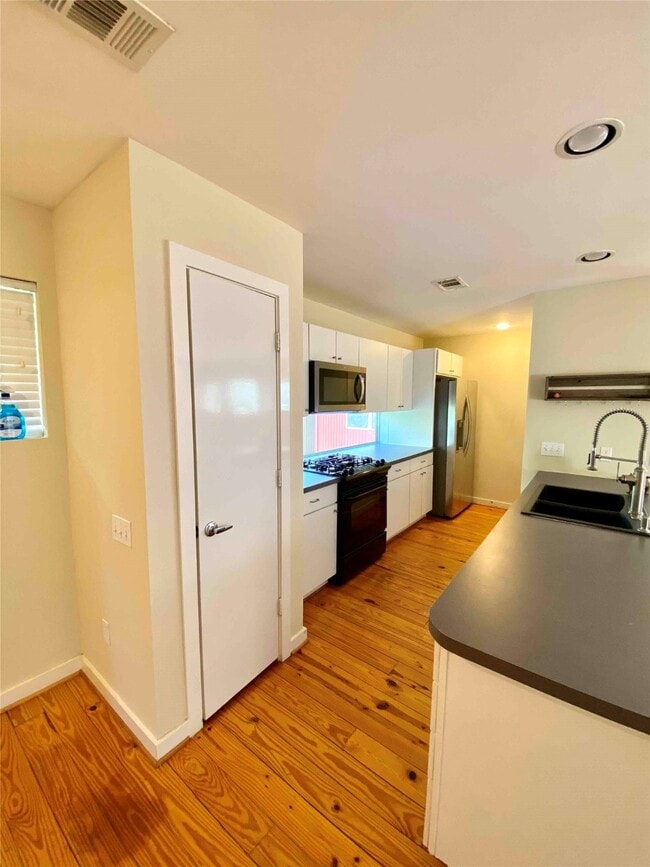 Building Photo - 823 Robin St