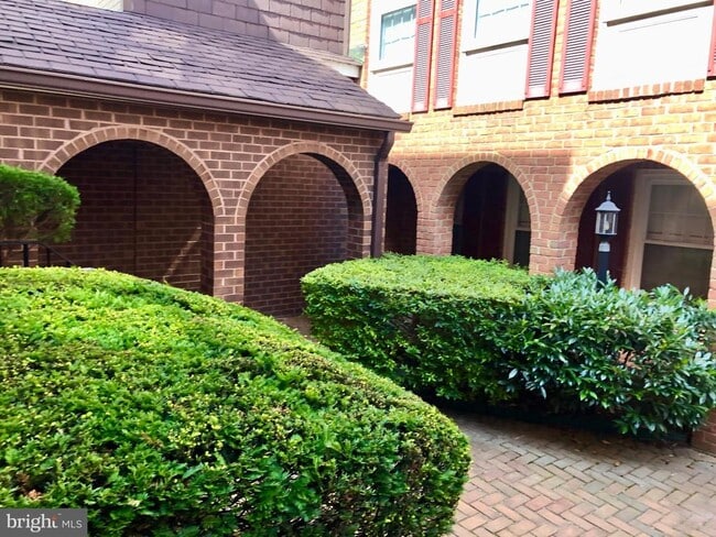 Photo - 900 24th St NW