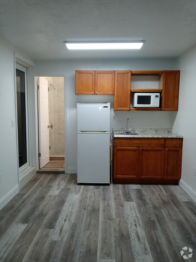 Building Photo - 75 NE 170th St Unit Studio with kitchenette Rental