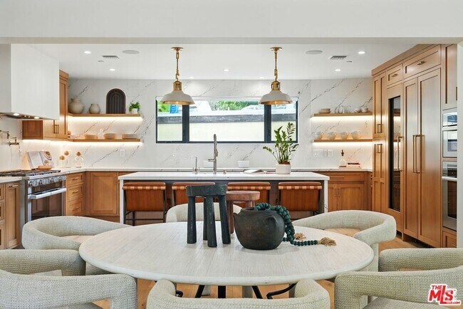 Building Photo - 913-913 1/2 N Beverly Glen Blvd Rental