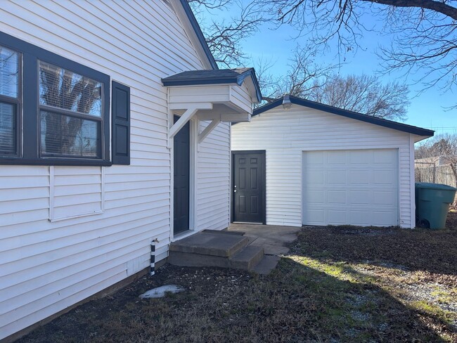 Photo - 2/1/1 on Large Lot in Quiet Sherman Neighborhood!