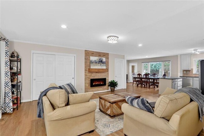 Photo - 2560 Skyland Trail NE