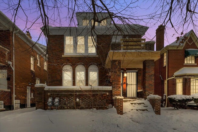 Building Photo - 2725 Leslie St