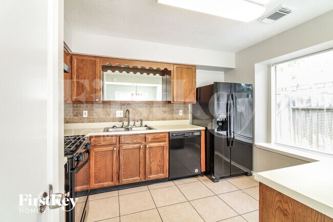 Photo - 1023 Huntington Dr