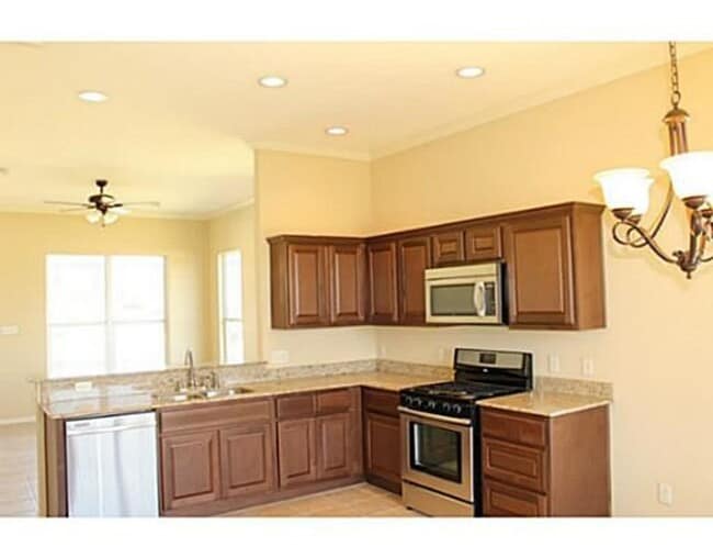 Photo - AUGUST 2026 PRE-LEASE! 3 bed, 2 bath in Sp...