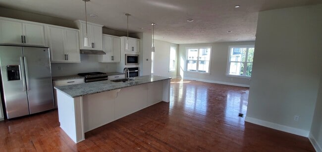 Middle level great room - 141 Laurel Pl Ln