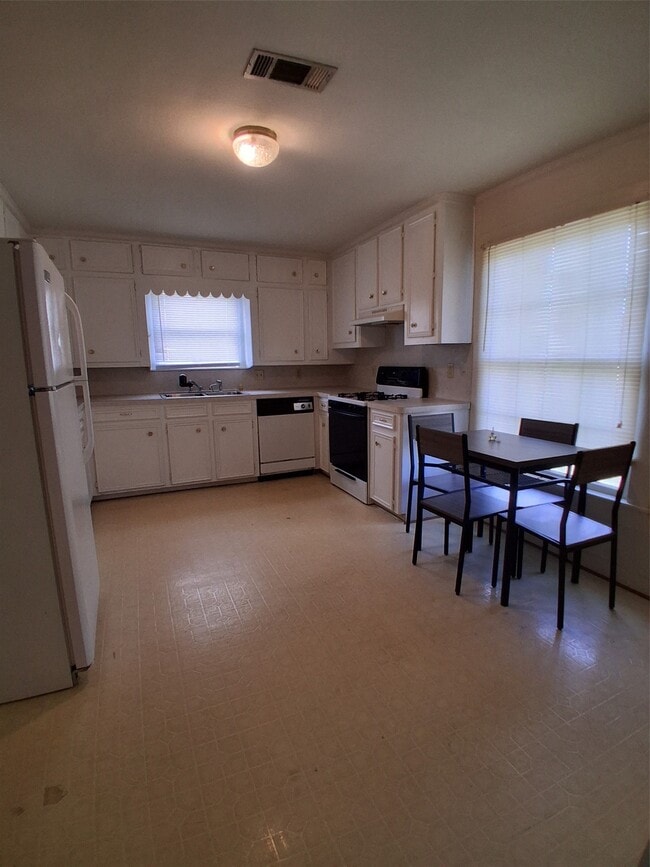 Photo - 204 Holderrieth Blvd