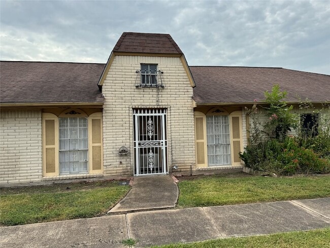 Building Photo - 12147 Sharpview Dr