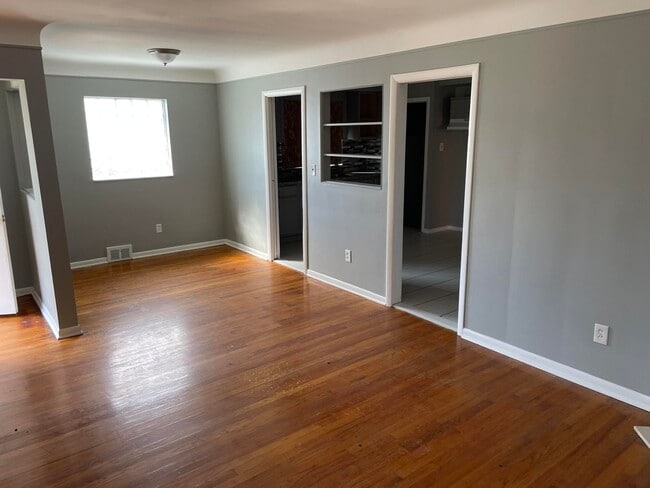 Photo - 16127 St Marys St