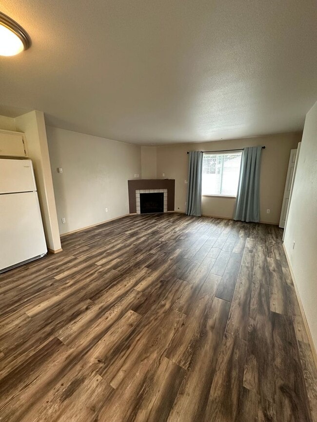 Photo - Beautiful downtown Sumner Townhouse Condo with garage. Aug 1.