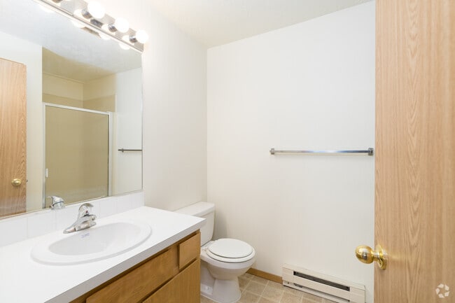 2BR, 2BA - 1,000SF - Bathroom