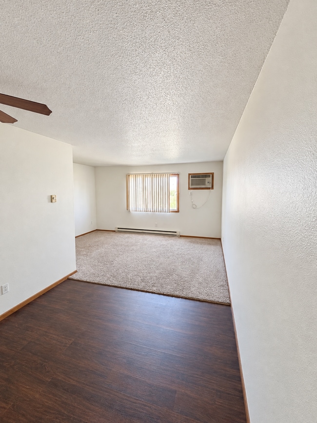 Building Photo - Great location 2 bedroom aparment near MSUM available now!