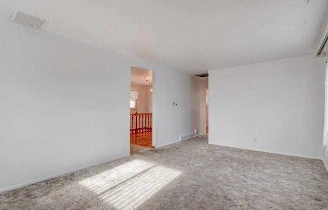 Photo - 3055 Victor St