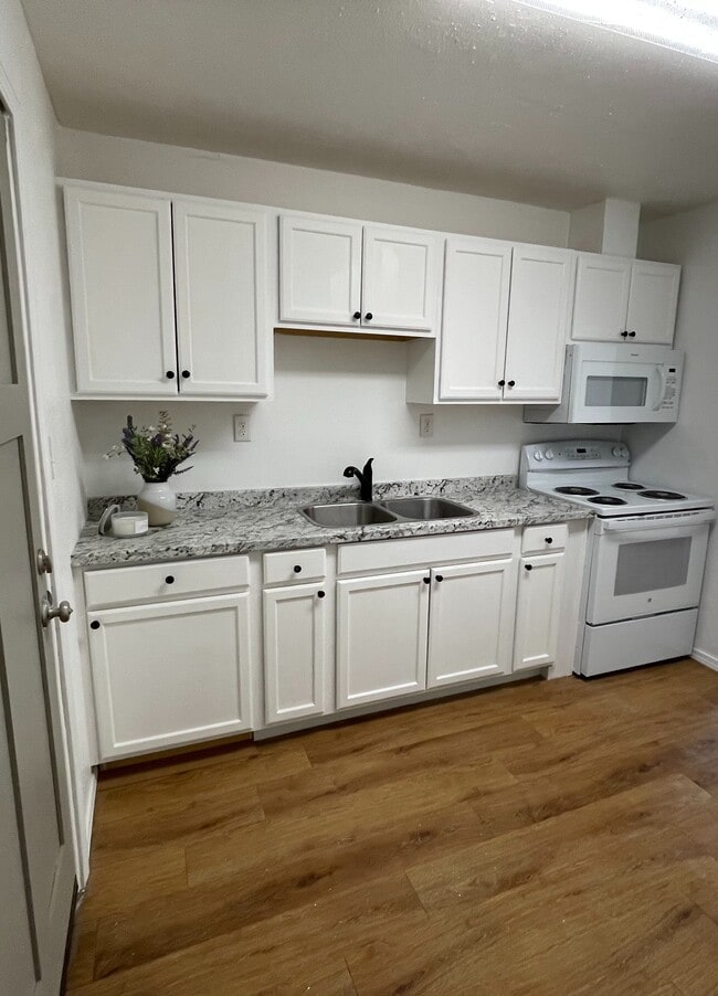 Building Photo - Lake Drive Unit 38