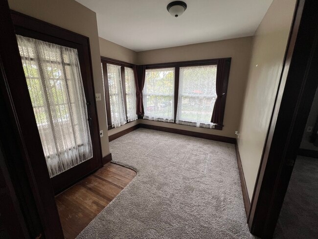 Rincón de desayuno/oficina - 24 Sunnyside Dr