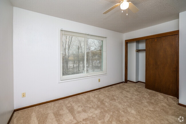 2BR, 1BR - 995 SF