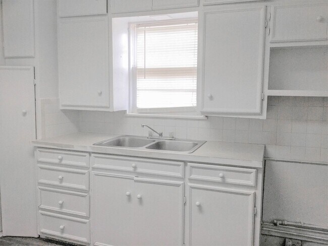 Photo - 1 bed 1 bath Close to Texas Tech Pre-Leasing