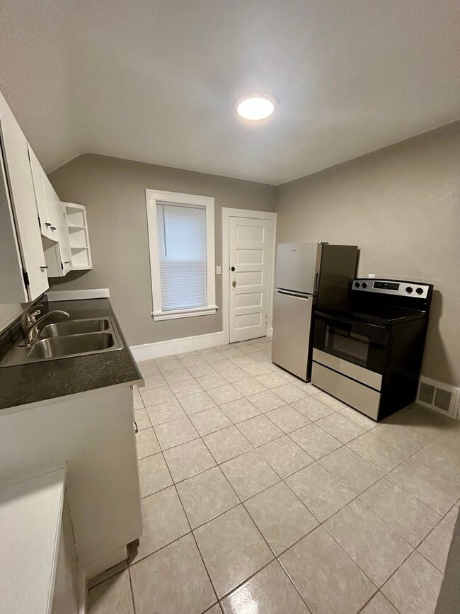 Photo - 906 North 6th Ave E Unit #2 (Upper)