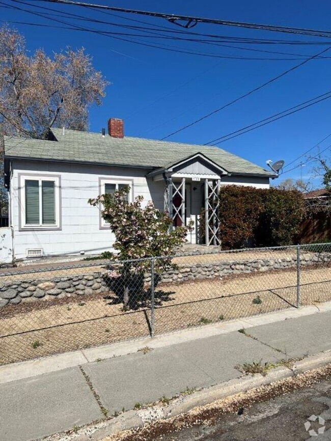 Building Photo - <b>Two Bedroom Conveniently located in Cen... Unit 619 18Th Street Rental
