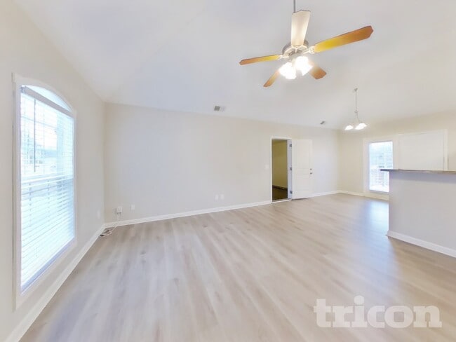 Photo - 414 Niagra Ln