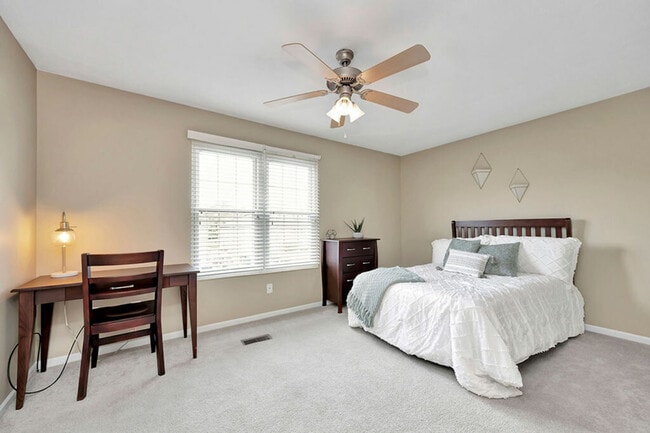 Spacious Bedroom with Ceiling Fan at The Commons Student Apartments in Oxford, OH