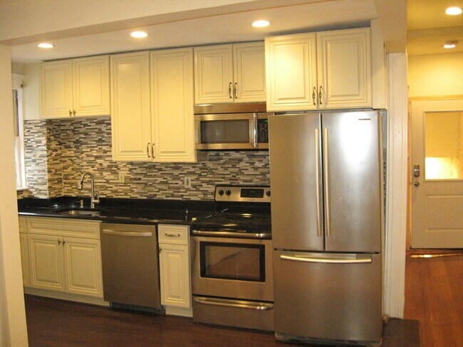 Building Photo - 1672 Beacon St Unit 3 Rental