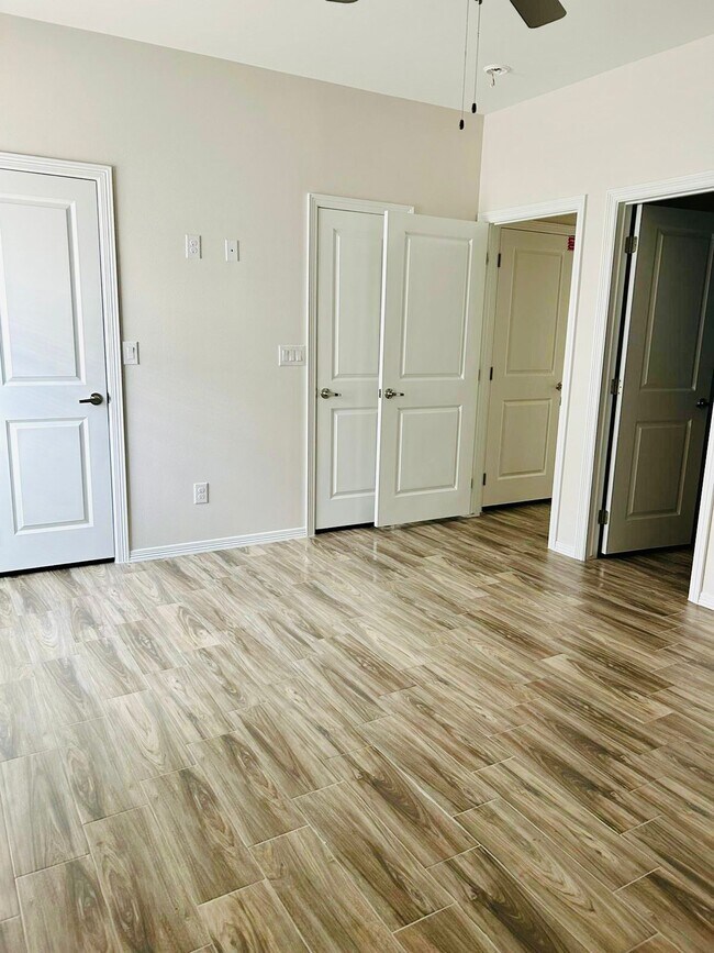 Photo - 4907 Crown Point St