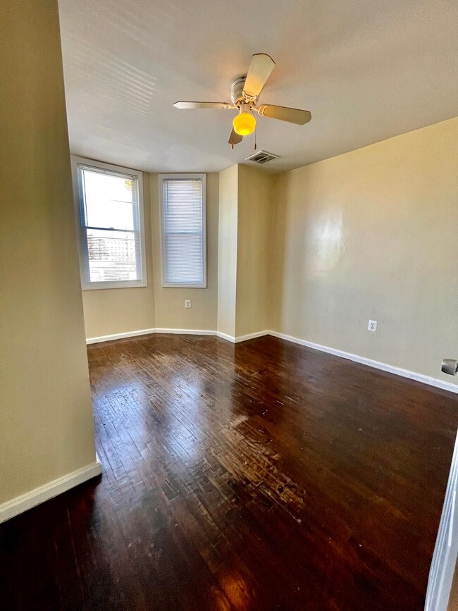 Building Photo - 4716 Chestnut St Unit B