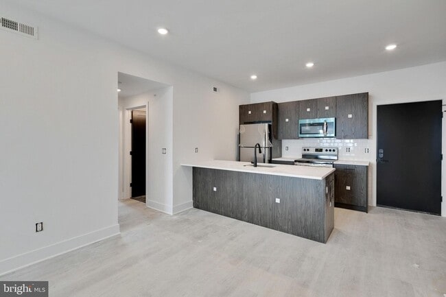 Photo - 3045-51 Richmond St Unit 205