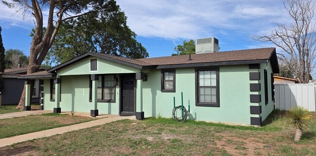Photo - 600 Zeneta Ave