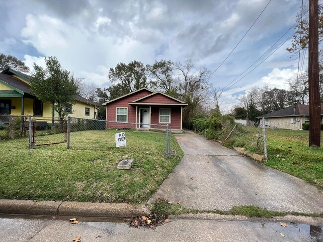 Photo - 4x2 Home in Beaumont, TX!