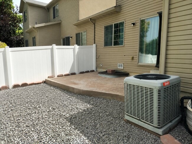 2128 W 2180 N