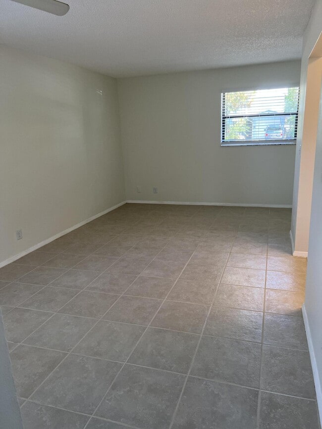 Photo - 6045 Eberts St