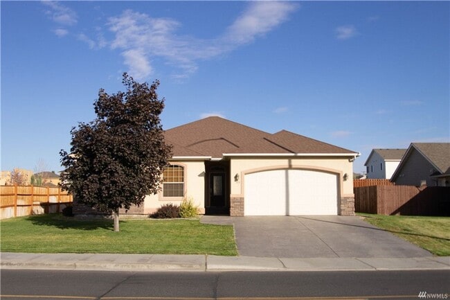 Building Photo - Beautiful 3 bed 2 bath stucco home in a ne...