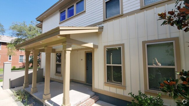 Building Photo - Rosemary Square - Lovely 3 Bedroom, 3 Bath... Rental