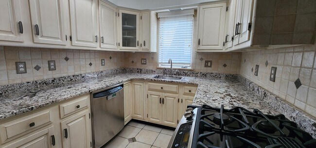 Kitchen - 175 Chestnut St Unidad #B