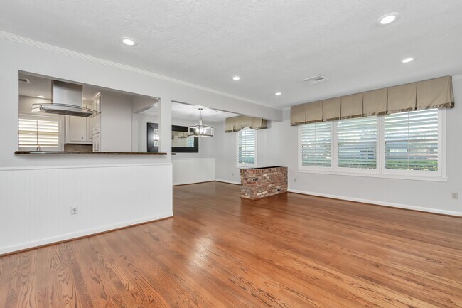 Photo - 4611 Merwin St