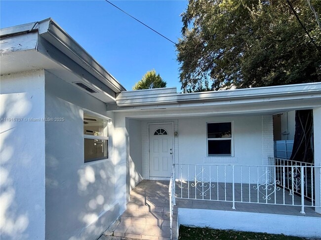 Building Photo - 2727 SW 24th St Unit 2