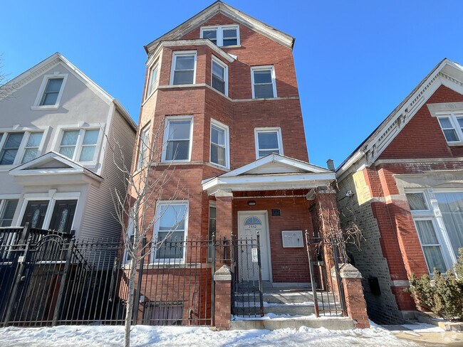 Building Photo - 2442 N Ashland Ave Rental