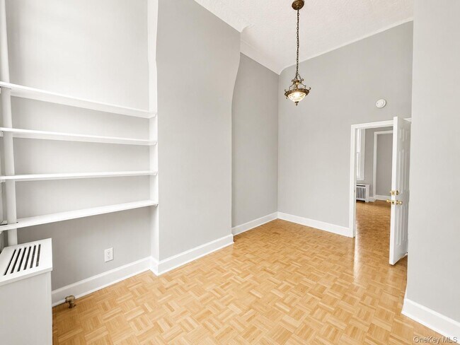 Photo - 7-87 Woodward Ave Unit 1L