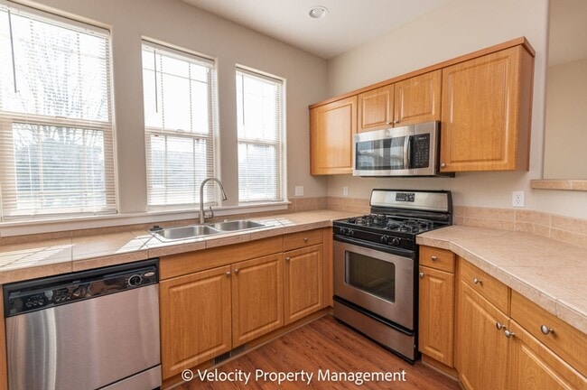Photo - NW Redmond Townhome - Recently Remodeled with all new flooring and paint!