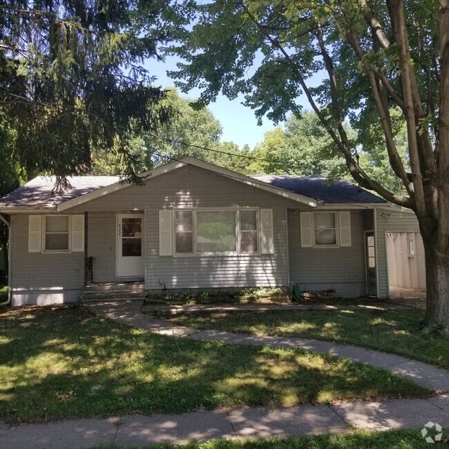 Building Photo - 2 Bedroom house Iowa City with hardwood fl...