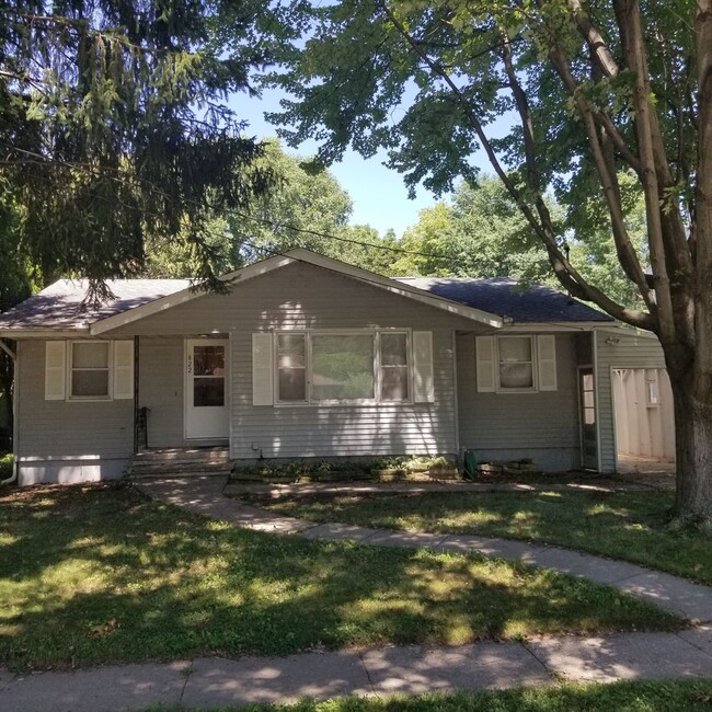 2 Bedroom house Iowa City with hardwood fl... - 2 Bedroom house Iowa City with hardwood fl...