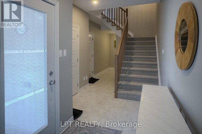 Photo - 552 Labrador Cres