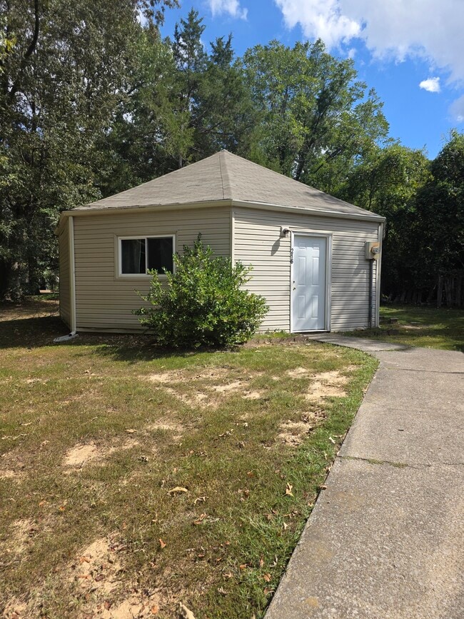 Front Exterior - 216 Roundhouse Rd