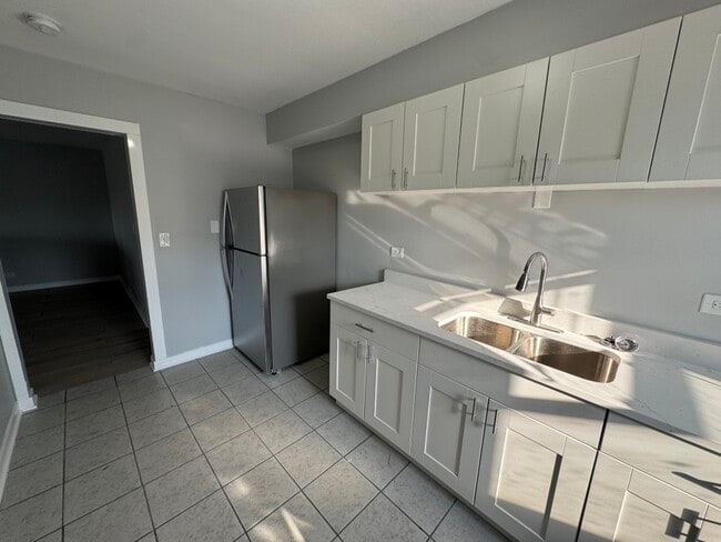 Building Photo - 2804 N Major Ave Unit 2