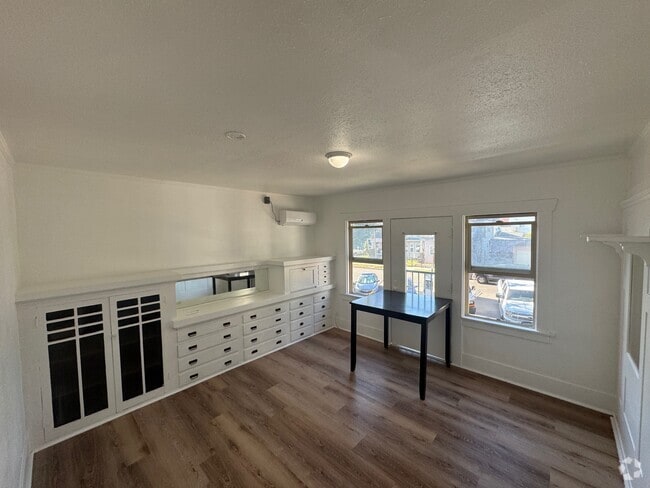 Building Photo - 420 E 14th St Rental