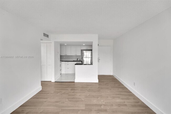 Photo - 4335 NW S Tamiami Canal Dr Unidad 304