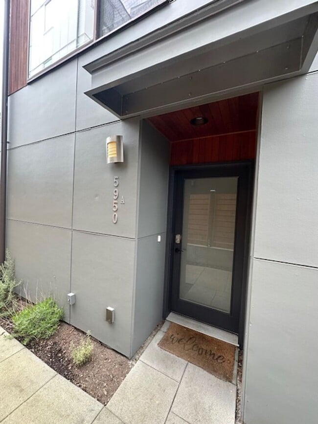 Building Photo - Spacious 2 bed 2.5 bath home in West Seattle